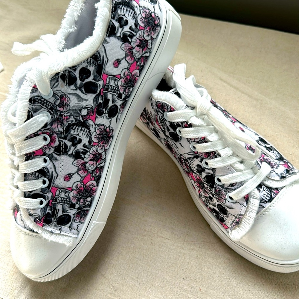 Canvas shoes with skulls & flowers